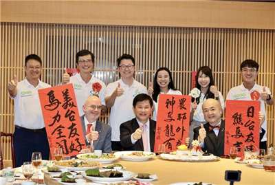 ▲린자룽 외교부 장관과 레이먼드 그린 미국재타이완협회 처장, 가타야마 가즈유키 일본타이완교류협회 대표, 타이완 농업 청년 대사들이 기념촬영을 하고 있다. [사진 =CNA DB]