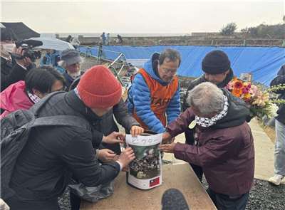▲일본 야마구치현 조세이 탄광에서 유해 수습 작업에 참여하던 타이완인 잠수사가 7일 사망하는 사고가 발생했다. 깊은 애도를 표하는 ‘새기는 모임’ 관계자와 시민들.[사진출처= 교도통신 via CNA DB ]