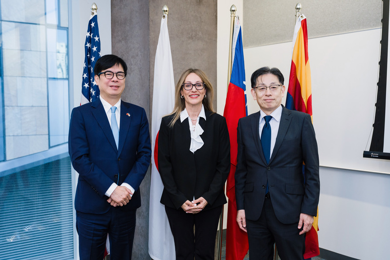 천치마이 가오슝 시장(좌)과 구마모토현 부지사(우)가 공동으로 대표단을 이끌고, 애리조나주 상무청장 산드라 왓슨(가운데)을 면담하며, 가오슝·구마모토·애리조나주 간 최초의 삼자 공동 대화라는 역사적 기록을 남겼다. - 사진: CNA 