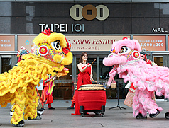 지난 17일 타이베이101 춘절 행사에서 북을 치며 새해의 행운을 기원하는 자융제 회장 - 사진: CNA