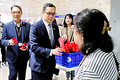 미국-이란 전쟁 발발 후, 두 번째 두바이발 타이완행 항공편이 5일 오후 타오위안 공항에 도착했다. 외교부 정무차관 천밍치(좌2) 등이 승객을 맞이하며, 귀국한 시민들에게 안전 귀환을 기원하는 사과 과자를 나누어 주었다. - 사진: CNA