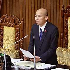 입법원은 6일 본회의에서 행정원안과 국민당안 국방 특별조례 법안을 보고 안건으로 처리하고, 이를 외교·국방위원회와 재정위원회에 회부해 병합 심사하기로 했다. 회의에 참석한 여야 입법위원 중 이의를 제기한 사람은 없었으며, 회의 주재자인 한궈위 입법원장이 원안대로 통과되었다고 선언했다. - 사진: CNA