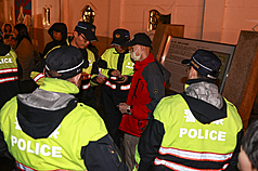 티베트 항쟁일 67주년을 맞아, 타이완 내 티베트인 단체는 지난 10일 저녁 타이베이 자유광장에서 촛불 추모 행사를 열었다. 이 행사 도중 한 남성(빨간색 외투 착용)이 갑자기 폭죽을 던져 주목을 받았으며, 경찰은 즉시 제지하고 해당 남성을 조사하기 위해 데려갔다. - 사진: CNA