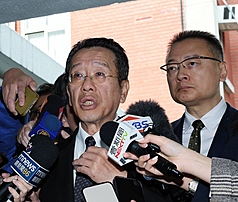 입법원 앞에서 기자들의 질문을 받고 있는 구리슝 국방부 장관. - 사진: CNA