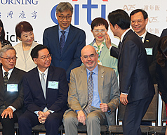 미국상공회의소 만찬에 참석한 린자룽 외교부장(앞줄 좌2)과 라이칭더 총통(앞줄 우1). - 사진: CNA