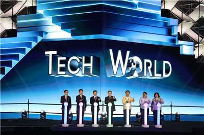 ▲ 줘룽타이 행정원장을 비롯한 참석자들이 1일 오후 자이현정부 앞광장에서 진행된 2026 타이완 등불 축제 in 자이 테크 월드관 개막식에서 기념촬영을 하고 있다. [사진출처 = 줘룽타이 행정원장 페이스북]