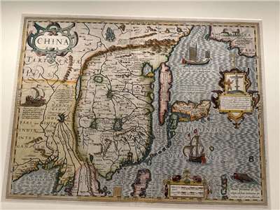 국립고궁박물원 남부분원 1층 101전시실에서 열리고 있는「지정학의 국제적 만상—14세기부터 19세기까지의 동아시아 세계」특별기획전의 일본 규슈국립박물관 제공 “중국도”. 이는 네덜란드의 Jodocus Hondius(1563-1612년)가 1606년에 수공 채색 출판한 세계지도 중의 하나이다. -사진: jennifer pai백조미