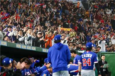도쿄돔에서 열린 월드베이스볼클래식(WBC) C조 예선, 타이완팀은 오늘(3/8) 한국팀과의 경기에서 연장전에서 1점을 추가하며 5대 4로 승리했다. -사진: 중앙사