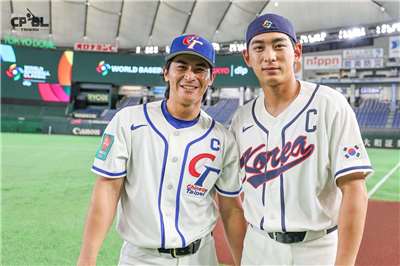 기념촬영하는 천제셴(陳傑憲, 좌) 선수와 이정후(우) 선수 - 사진: CPBL 중화야구연맹 페이스북 페이지 캡쳐