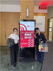 서울 노바약국 명동점의 정서연 대표약사(좌)와 양윤지 직원(우)이 3월23일 타이완으로 관광을 온 첫 날 Rti한국어방송을 방문하여 인터뷰를 진행하였다.  정서연 약사는 타이완 관광객을 위하여 특별히 '저는 노바의 친구인 귀여운 대만사람입니다'라는 글이 적힌 뱃지를 만들어 선물하고 있다. -사진: jennifer pai백조미