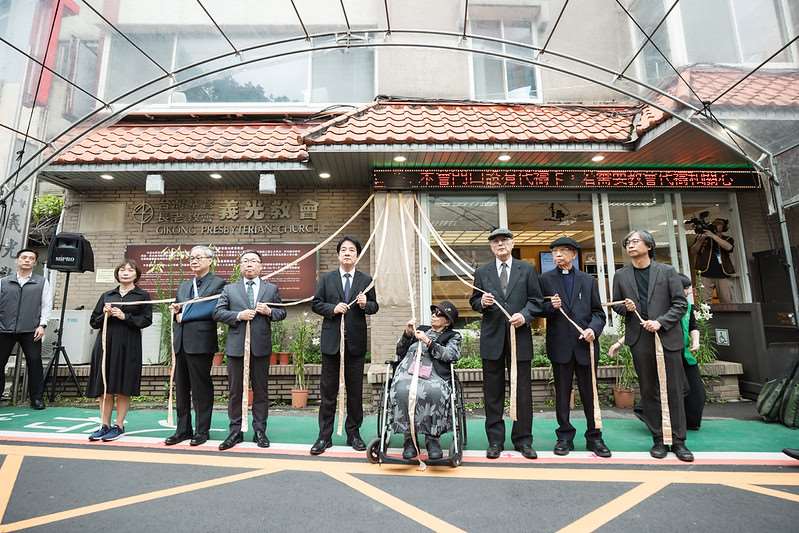 ▲5일(일) 타이완기독장로교회 의광교회가 전환기 정의 의의 장소로 지정된 것을 기념하는 제막식에서 라이칭더 총통(사진 왼쪽부터 네번째), 리위안 문화부 장관(왼쪽 두번째) 등이 현판 제막을 하고 있다. [사진= 총통부 제공]