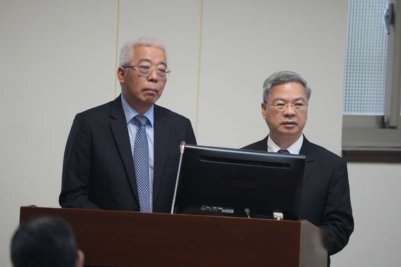 경제부 공밍신(龔明鑫, 우)장관과 타이완중유공사(CPC) 팡전런(方振仁, 좌) 회장은 4월8일 입법원에서 에너지 공급원의 리스크 분산을 위한 대책을 발표했다. -사진: 중앙사