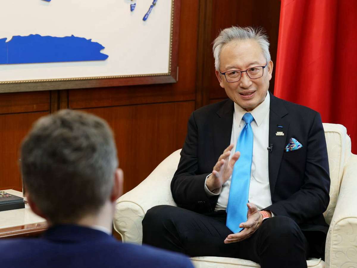 스위스 공영 방송 SRF 인터뷰에 응하고 있는 우즈중 외교차관 - 사진: 외교부