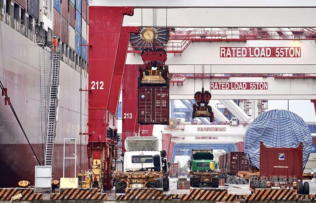 사진은 가오슝 항구에서 컨테이너 차량이 화물을 싣고 내리는 모습이다. - 사진: CNA