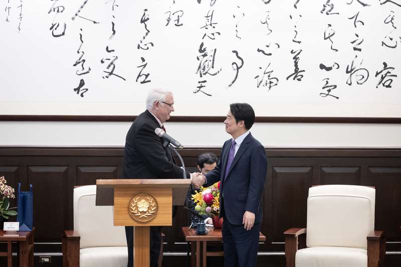 미국 싱크탱크 ‘전략국제문제연구소(CSIS)’ 방문단은 21일 오전 총통부를 방문해 라이칭더(賴清德, 우) 총통을 예방했다. CSIS 회장 존 햄리(John Hamre, 좌)는 치사를 마친 뒤 라이 총통과 악수하며 인사를 나눴다. - 사진: CNA 