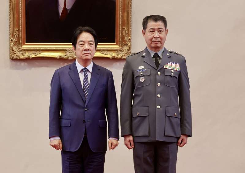 라이칭더(賴清德, 좌) 총통은 29일 총통부에서 ‘2026년 5월 장성급 진급 및 계급 수여식’을 주재했으며, 육군 소장 왕즈후이(王智輝, 우)가 중장으로 진급했다. - 사진: CNA 