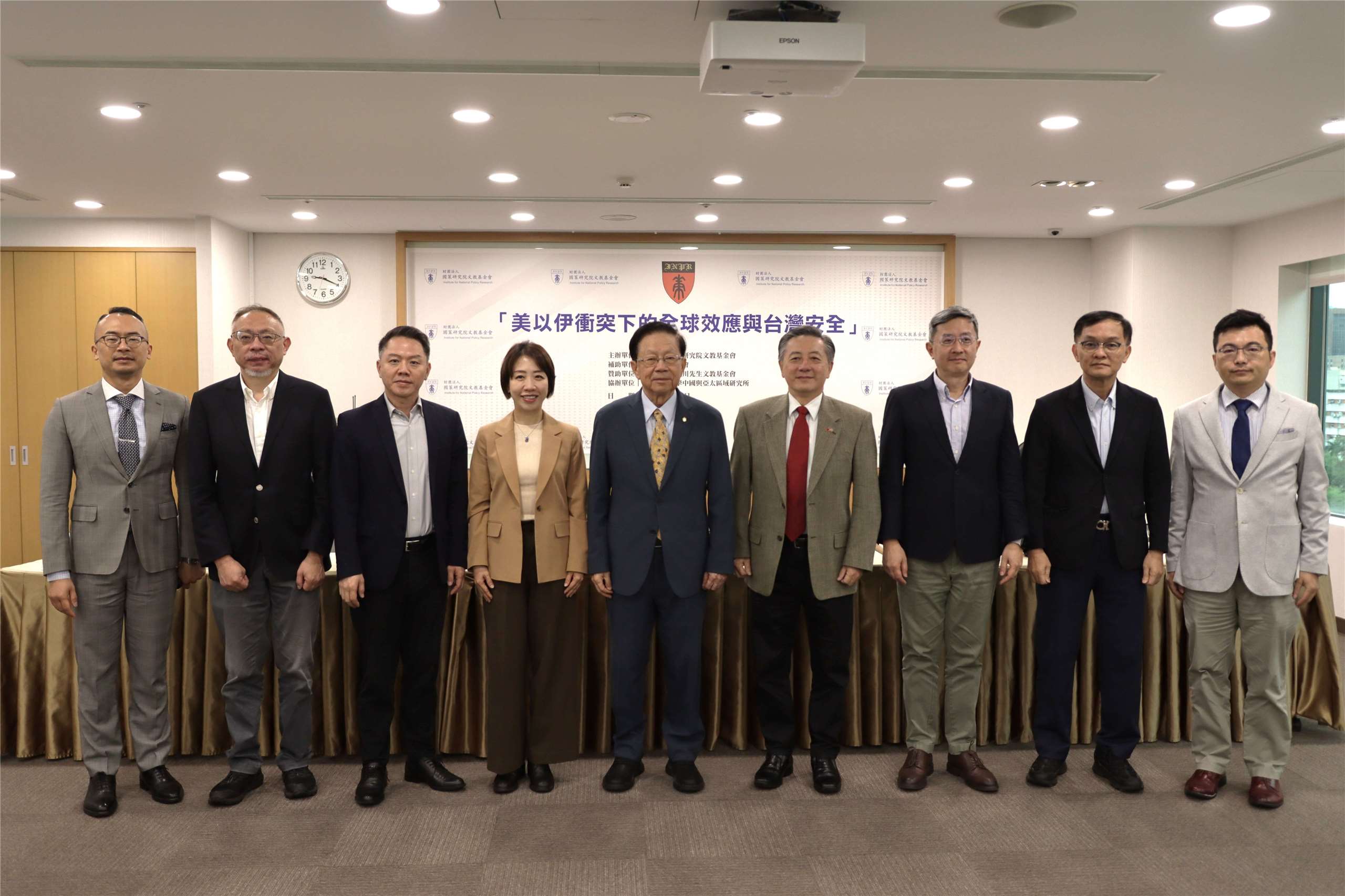 국책연구원은 4월24일(금) 오전 ‘미국·이스라엘·이란 충돌 속 글로벌 영향과 타이완 안보’ 좌담회를 열었다. 이날 좌담회에 참석한 (좌로부터) 국립타이완사범대학교 판스핑(范世平) 교수, 국책연구원 궈위런(郭育仁) 부원장, 화교위원회 리옌후이(李妍慧) 부위원장, 국책연구원 티엔홍마오(田弘茂) 이사장, 전 미국 국방부 관원 후전둥(胡振東), 중화경제연구원 경제법제연구센터 센터장 리춘(李淳), 전 국방대학교 정치작전대학원장 위중지(余宗基), 가오슝대학교 정치법학과 왕순원(王順文) 교수. -사진: 국책연구원 제공