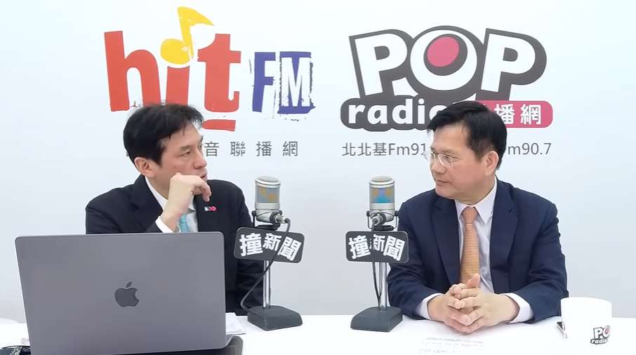 ▲ 20(월) POP라디오 ‘POP뉴스 충돌(POP撞新聞)’에 출연한 린자룽 외교부 장관(우)과 황웨이한(黃暐瀚) 진행자(좌). [사진 = POP라디오 화면 갈무리]