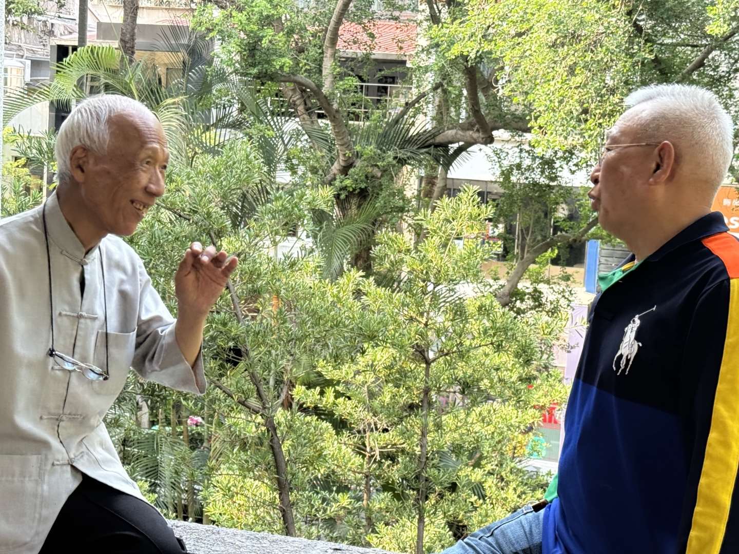 타이완과 한국 서예계의 거장 연농 두중가오(杜忠誥, 좌) 선생과 하석 박원규(우) 선생이 국립타이완미술관(NTMOFA)의 초청으로 4월21일 타이베이에서 다큐 촬영을 진행하였다.-사진: jennifer pai백조미