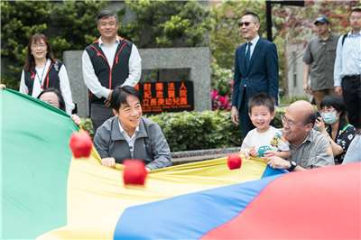 창겅(長庚)병원 부속 유치원을 시찰하고 있는 라이칭더(앞줄 좌) 총통 - 사진: 총통부