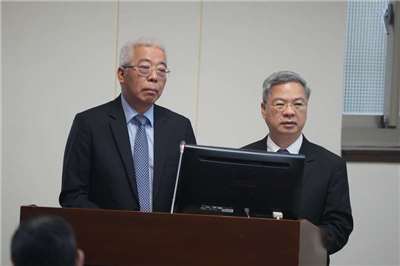 경제부 공밍신(龔明鑫, 우)장관과 타이완중유공사(CPC) 팡전런(方振仁, 좌) 회장은 4월8일 입법원에서 에너지 공급원의 리스크 분산을 위한 대책을 발표했다. -사진: 중앙사
