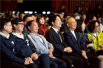 ▲라이칭더 총통이 19일(일) 오후 가오슝 차오토우 FIGHT.K 미미기지원구에서 거행된 '위덩파(余登發)•위천위에잉(余陳月瑛) 기념 음악회'를 관람하고 있다. [사진=총통부 제공]