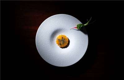 ▲아시아 50 베스트 레스토랑 2026에서 22위에 선정된 타이베이 로지의 호박씨를 곁들인 쑥 무스. [사진 아시아 50 베스트 레스토랑 제공]