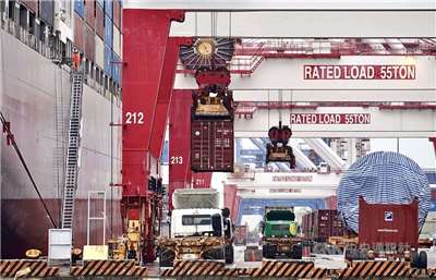 사진은 가오슝 항구에서 컨테이너 차량이 화물을 싣고 내리는 모습이다. - 사진: CNA