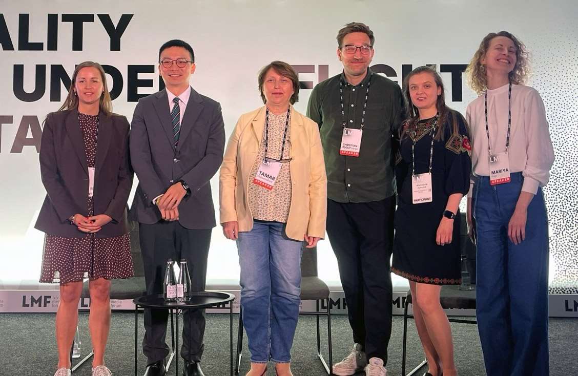 2026 리비우 미디어 포럼(Lviv Media Forum, LMF)은 15일 타이완·우크라이나·조지아의 공영미디어 및 언론인들이 ‘신뢰’, ‘허위정보’, ‘전쟁 대비’, ‘민주주의 회복력’을 주제로 심도 있는 대화를 나눴다. Rti 부사장 류자웨이(劉嘉偉, 좌2), 독일계 헝가리 프리랜서 기자 크리스티안-졸트 바르가(Christian-Zsolt Varga, 우2),  조지아 미디어개발재단(MDF) 공동 창립자 겸 대표 타마르 킨추라슈빌리(Tamar Kintsurashvili, 좌3), 우크라이나 공영방송 수스필네 우크라이나(Suspilne Ukraine)의 고위 관계자 마리야 프레이(Mariya Frey, 우1) 등이 토론에 참석했다. -사진: Rti