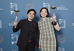 양솽즈(楊双子, 좌)가 집필하고 진링(金翎, 우)이 번역한 타이완 소설 《1938 타이완 여행기(臺灣漫遊錄, 타이완 만유록)》가 2026년 인터내셔널 부커상(International Booker Prize)을 수상했다. - 사진: CNA