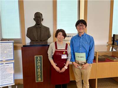 Rti한국어방송 '타이베이 토크'의 공동 진행자 최세훈(우) 교수가 지난 4월 일본 야마구치(山口)현 호후시(防府市) 시립 호후도서관을 방문하여 조명하 의사 관련 기록물을 열람했다. 좌측은 시립호후도서관 코오타 유우코(幸田裕子) 관장. -사진: 최세훈 제공