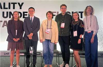 2026 리비우 미디어 포럼(Lviv Media Forum, LMF)은 15일 타이완·우크라이나·조지아의 공영미디어 및 언론인들이 ‘신뢰’, ‘허위정보’, ‘전쟁 대비’, ‘민주주의 회복력’을 주제로 심도 있는 대화를 나눴다. Rti 부사장 류자웨이(劉嘉偉, 좌2), 독일계 헝가리 프리랜서 기자 크리스티안-졸트 바르가(Christian-Zsolt Varga, 우2),  조지아 미디어개발재단(MDF) 공동 창립자 겸 대표 타마르 킨추라슈빌리(Tamar Kintsurashvili, 좌3), 우크라이나 공영방송 수스필네 우크라이나(Suspilne Ukraine)의 고위 관계자 마리야 프레이(Mariya Frey, 우1) 등이 토론에 참석했다. -사진: Rti