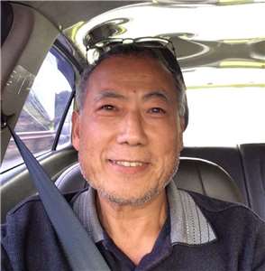 (자료 사진) 2026년5월25일(수) 밤, 한국 서해안에서 약 38해리 떨어진 해상에서 발견되어 유관당국에  체포된 중국 반체제 인사 둥광핑(董廣平). 사진은 2020년1월5일 베트남으로 탈출하여 택시로 이동 중에 지인이 찍은 것이다. -사진: 성쉐(盛雪) 제공