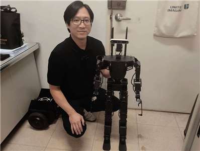 ▲정재식 담강대학교 인공지능학과 교수가 지난달 29일(수) Rti와 진행된 인터뷰에 앞서 휴머노이드 로봇 로비니언과 포즈를 취하고 있다. [사진= Rti 손전홍]