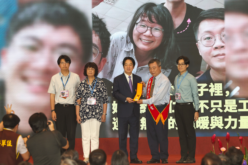 라이칭더(가운데) 총통은 11일 ‘2026 경찰의 날 경축대회’에 참석해 모범 경찰들을 표창했다. - 사진: CNA