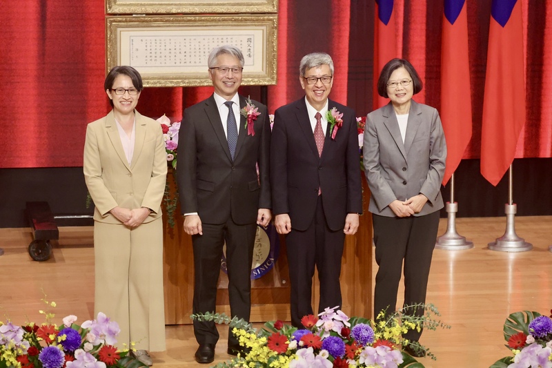 18일 열린 중앙연구원장 인계인수기념식에는 샤오메이친(좌1) 부총통, 랴오쥔즈(좌2) 현 중앙연구원장, 천젠런(좌3) 신임 원장, 차이잉원(蔡英文) 전 총통 등이 참석했다. - 사진: CNA