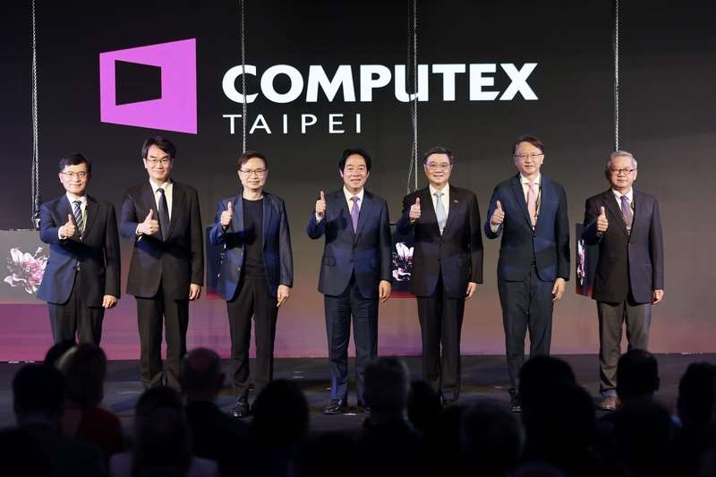 ‘2026 컴퓨텍스(COMPUTEX)’ 개막식이 열린 2일 타이베이 난강전람관 1관에서 라이칭더(賴清德, 중) 총통과 줘룽타이(卓榮泰, 우3) 행정원장, 황즈팡(黃志芳, 좌3) 대외무역발전협회 이사장 등이 엄지손가락을 들어 보이며 기념 촬영을 하고 있다. - 사진: CNA