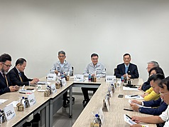 줘룽타이 행정원장(가운데)은 5일 타이중시의 쉬둥기계공업을 방문해 생산라인을 시찰한 뒤 로봇산업 대연맹 관계자들과 간담회를 가졌다. - 사진: CNA