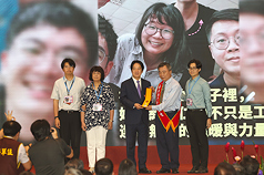 라이칭더(가운데) 총통은 11일 ‘2026 경찰의 날 경축대회’에 참석해 모범 경찰들을 표창했다. - 사진: CNA