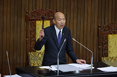 입법원이 12일 '공직인원 선거파면법' 개정안을 통과시켰다. 개정안에 따라 집행유예 선고자 및 사회봉사 대체가 가능한 자유형 선고자에 대한 피선거권 제한을 완화하는 한편,  '사기범죄 피해방지조례' 위반으로 유죄가 확정된 경우에는 공직선거 후보 등록을 금지하는 조항을 새로 도입했다. 사진은 한궈위 입법원장. - 사진: CNA