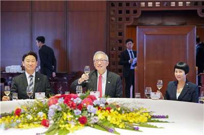 우지중(吳志中, 중) 외교부 차관이 오찬에서 한국 조국혁신당 소속 김재원(우) 의원, 더불어민주당 소속 곽상언(좌) 의원과 함께 건배하고 있다. - 사진: 외교부 제공