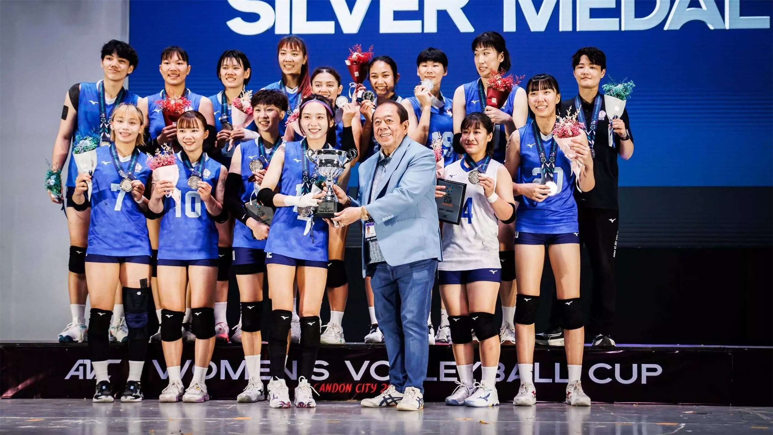 타이완 여자배구 대표팀이 2026 AVC 아시아컵에서 준우승을 차지하며 은메달을 목에 걸었다. 이번 은메달은 타이완 여자배구 역대 최고 성적을 경신한 쾌거다. - 사진: 아시아배구연맹(AVC) 제공