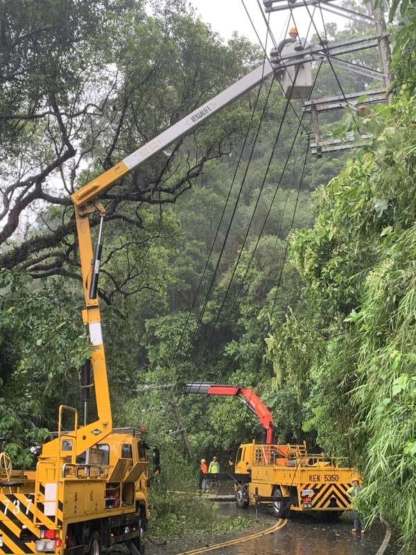 ▲ 12일(일) 오후 신주 지역에서 제9호 태풍 '바비'로 인한 전력 피해복구 작업이 이뤄지고 있다. [사진 =CNA DB]