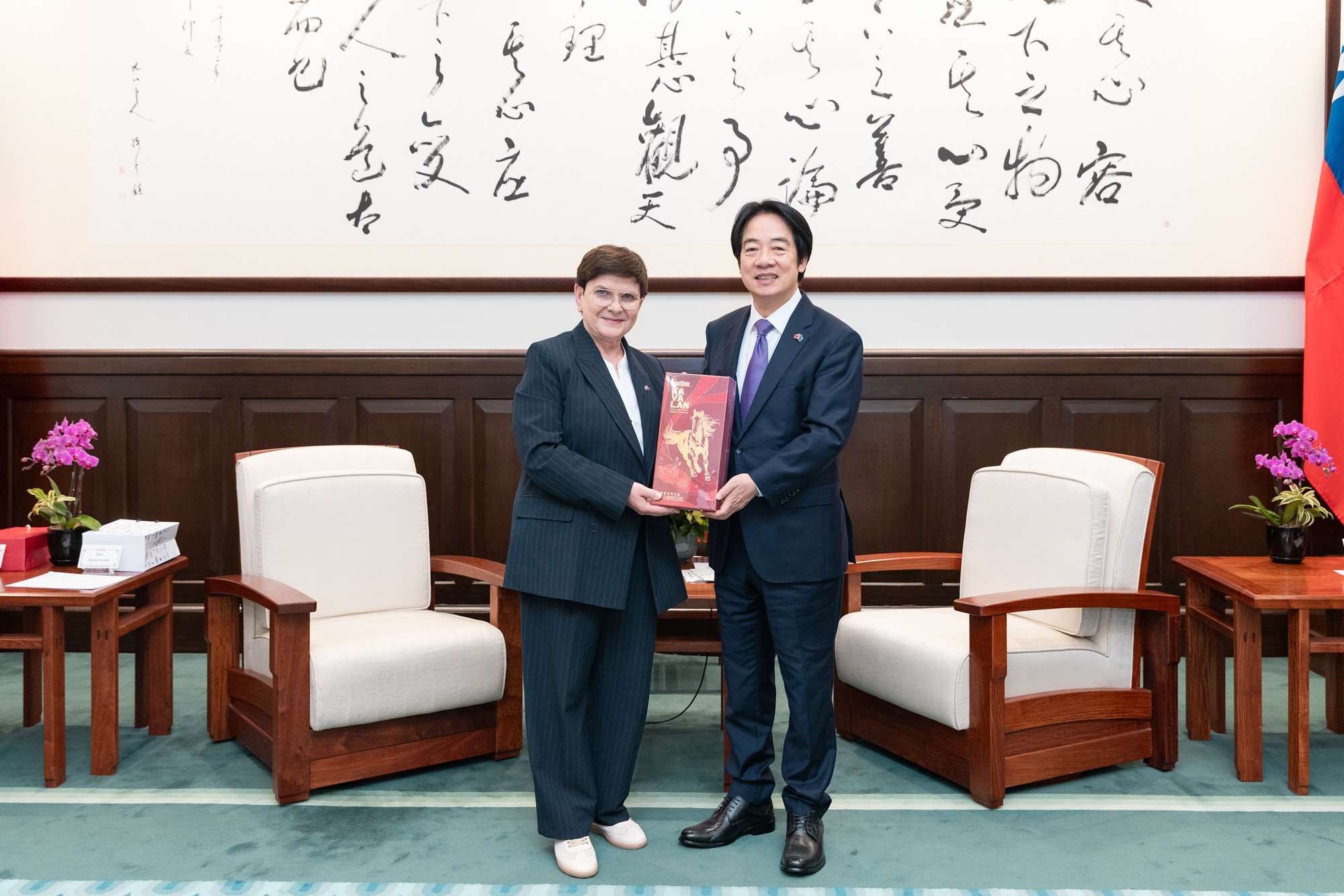 라이칭더(賴淸德) 총통은 21일 총통부에서 ‘유럽의회 폴란드적 유럽보수와개혁(ECR) 그룹 의원단’을 접견했다. 이번 방문단은 유럽의회 제4당인 유럽보수와개혁(ECR)의 폴란드 대표단으로, 단장은 유럽의회 유럽민주주의방패특별위원회(EUDS) 의원이자 전 폴란드 총리인 베아타 시드워(Beata Szydło)가 맡았다. - 사진: 총통부 제공