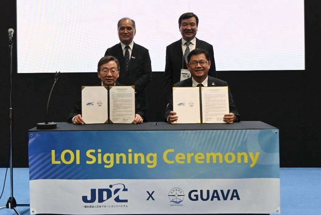 ▲ 장전웨이 중화민국 외교부 드론외교팀 집행장과 노나미 겐조 일본드론연맹 회장이 일본 도쿄에서 리이양 주일본 타이완대표부 대표 등이 지켜보는 가운데 협력의향서(LOI)를 체결한 뒤 기념사진을 촬영하고 있다.[사진= 외교부 제공]