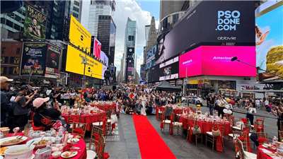 미국 뉴욕 타임스퀘어 한복판에 타이완 전통 잔칫상을 차려낸 리얼리티 예능 《세상에 상을 차려내다》의 촬영 현장.  - 사진: SET(三立) 방송국 제공