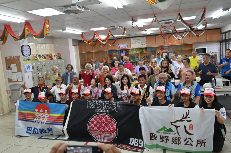 타이완 동부 타이둥(臺東)의 바라야바이(Balayabay) 용선팀이 오늘(8/19) 한국 부산에서 열리는 국제드래곤보트대회에 참가하기 위해 출국했다. 타이둥현 라오칭링(饒慶鈴, 둘째 줄 중앙) 현장은 출정식에서 선수단에 중화민국 국기를 전달하고 격려금을 전달하며 좋은 성적을 거두고 우승 트로피를 안고 돌아오기를 당부했다.-사진: 타이둥(臺東)현정부 제공, via 중앙사