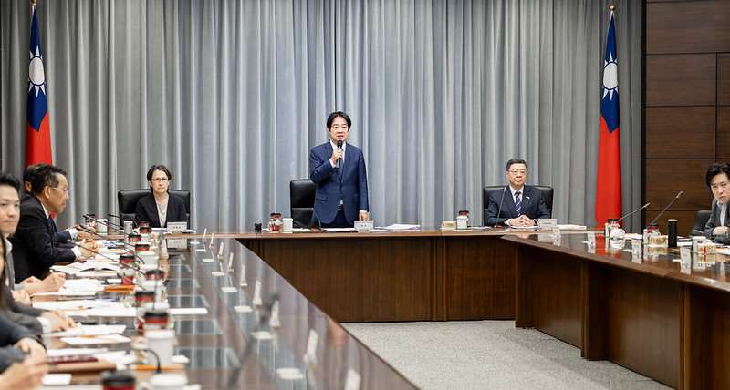 ▲ 라이칭더 총통이 17일(월) 오전 총통부에서 행정원으로부터 '2027년도 중앙정부 예산안' 보고를 받은 뒤, 내년에 전 국민에게 1인당 뉴타이완달러 1만원의 현금을 지급하겠다고 발표하고 있다. [사진= 총통부 제공]