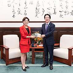 미국 연방 하원 외교위원회 아시아·태평양 소위원회 위원장 영 김(Young Kim, 한국명 김영옥) 의원이 초당적 방문단을 이끌고 타이완을 방문했다. 라이칭더(賴清德) 총통은 특별히 두 가지 기념 선물을 준비했는데, 하나는 이메이(義美)식품과 국방부가 공동으로 출시한 ‘국군에 감사와 경의를 표하는 한정판 미니 퍼프 과자’이며, 다른 하나는 올해 한광(漢光) 군사훈련 한정 패치이다.-사진: 중화민국 총통부 제공 via 중앙사