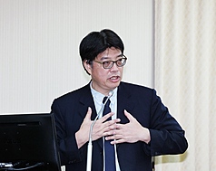 타이완 양안사무 주무기관 대륙위원회 위원장 추추이정(邱垂正)이 입법원 대정부질의응답 시간에 답변을 진행하고 있다. -사진: 중앙사